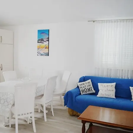 Apartments Vin - With Pool Apartman Podstrana