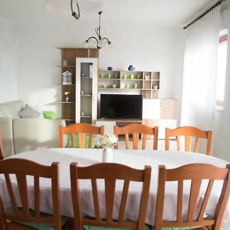 Apartman Apartments Vin - With Pool Podstrana