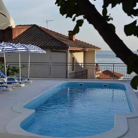 Apartments Vin - With Pool Podstrana